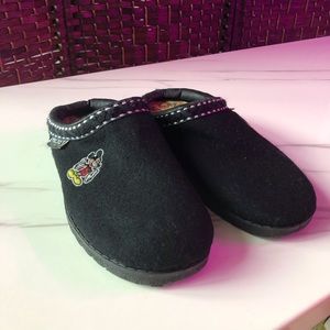 Vintage Mickey Unlimited Slippers 
Size 7